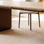 שולחן דגם 'ארז' בגוון אגוז + שמנת