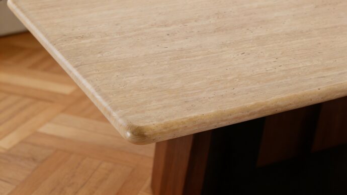 שולחן דגם 'כפיר' בגוון אגוז + שמנת