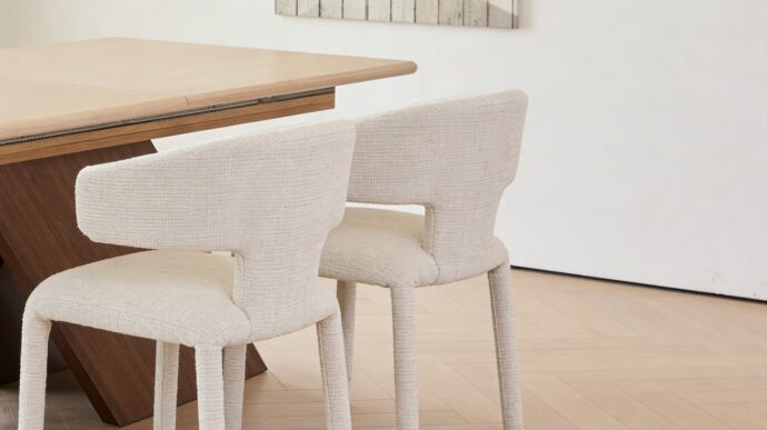 שולחן דגם 'כפיר' בגוון אגוז + שמנת